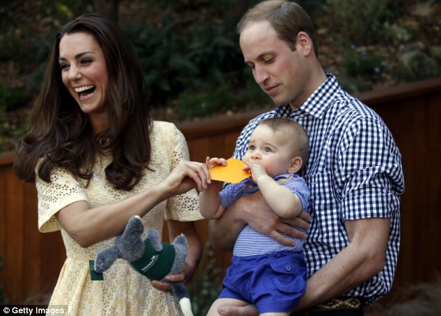 Hoàng tử bé nước Anh cực đáng yêu khi cùng bố mẹ đi sở thú